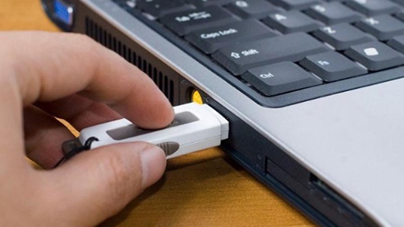 Gắn USB đã chuẩn bị vào laptop
