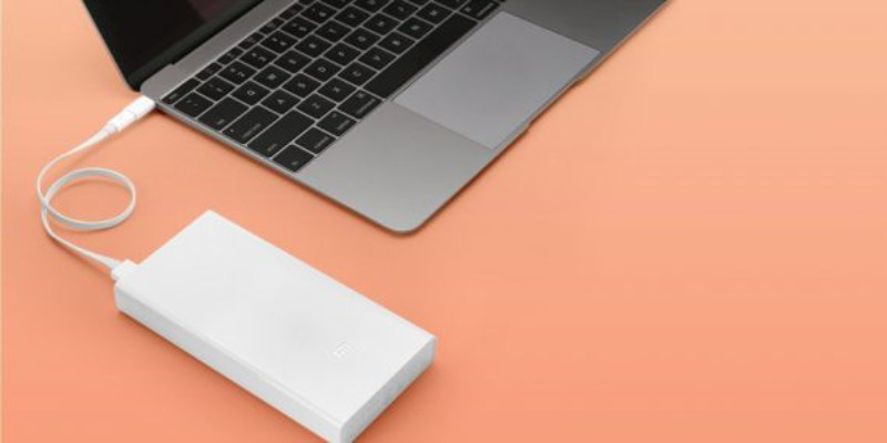 Vừa sạc vừa dùng laptop có sao không?