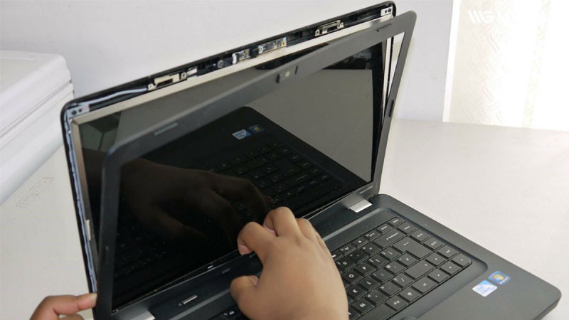 Hướng dẫn thay cáp màn hình laptop Dell tại nhà chi tiết