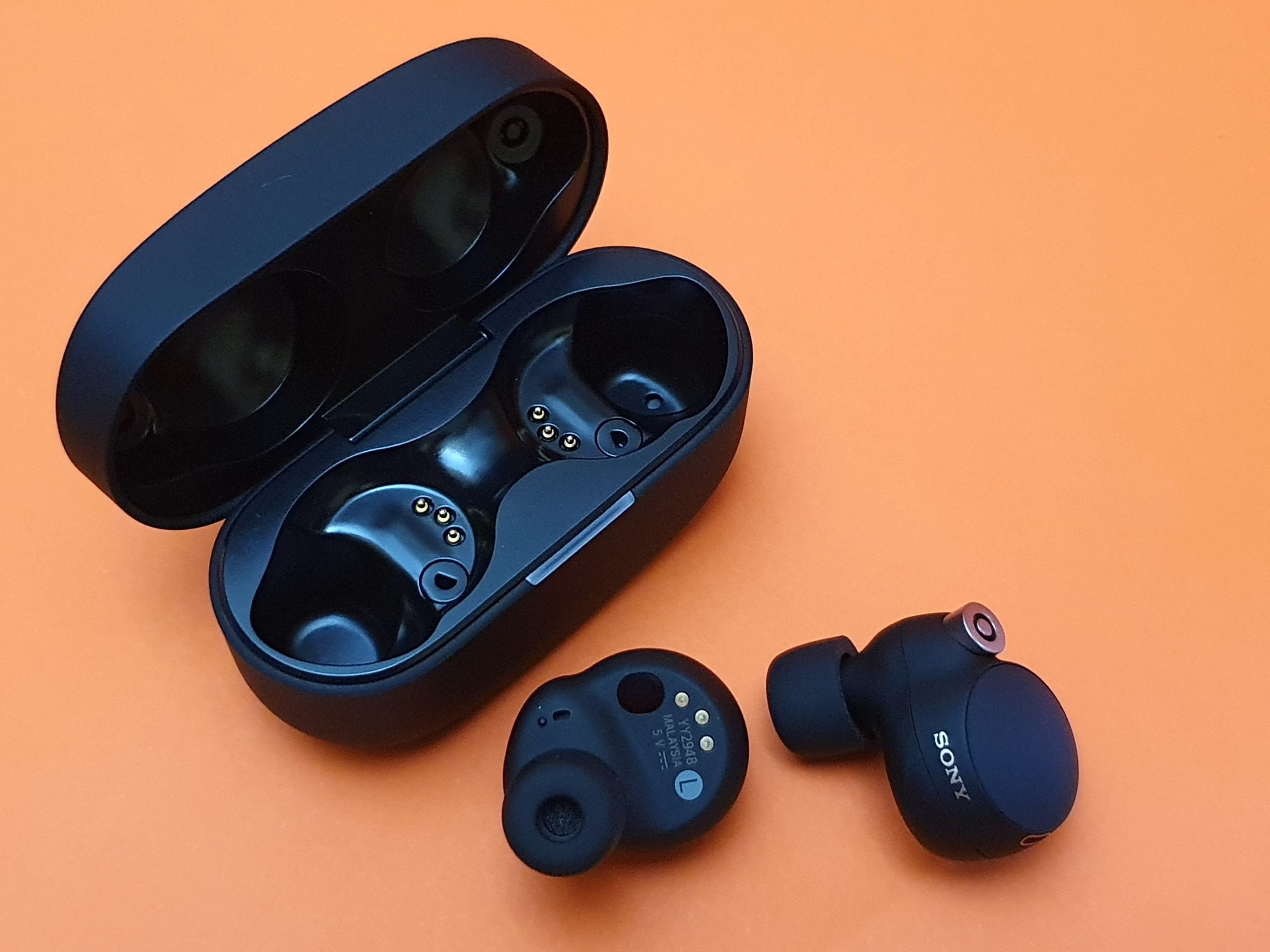 Rò rỉ mới tiết lộ tai nghe nhét tai trong suốt với kết nối Bluetooth Multipoint